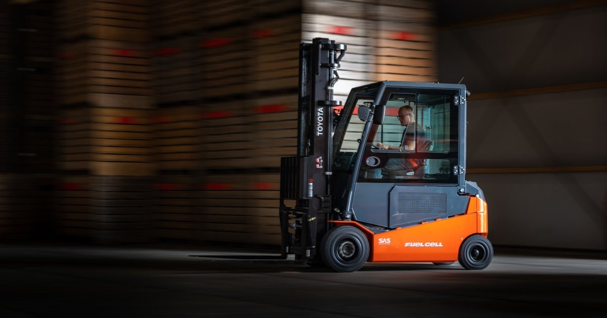 Which do you need? Counterbalance forklift vs Reach truck